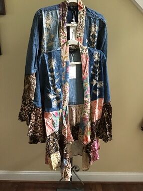 YOUNG THREADS NWT Kimono Embroidered multi Color Floral Size Small - X-Large